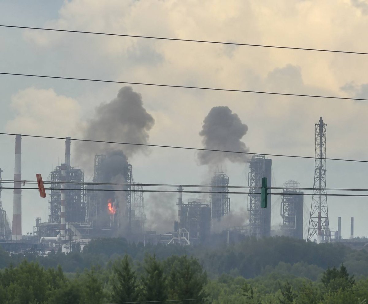 SlonBlaBla's tweet photo. ❗️Russia’s largest oil refinery hit: UAVs attack the Omsk plant, located 2,500 km from the Ukrainian border The Omsk refinery is Russia’s largest oil processing plant, owned by Gazprom Neft. It has a processing capacity of over 21 million tons of oil per year and accounts for approximately 8% of Russia's total oil refining output. The plant produces gasoline, diesel, and aviation fuel, as well as liquefied gas, bitumen, and petroleum coke, serving as a key fuel supplier for Siberia.