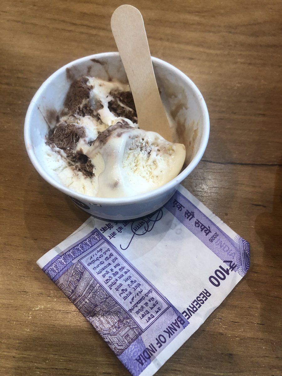 maihatta's tweet photo. アイスクリーム買って食べてたら、アイス買ったとき、私と一緒にいた外国人の友人が少し会話した若いインド人がやってきて、Welcome to India!!! このアイスは僕からのおごりだよっ!!と100ルピー渡してくれた。外国人を歓迎してくれるインド人✨こんなこと初めてだったから、ビックリ!! https://t.co/oeBd1YooR4