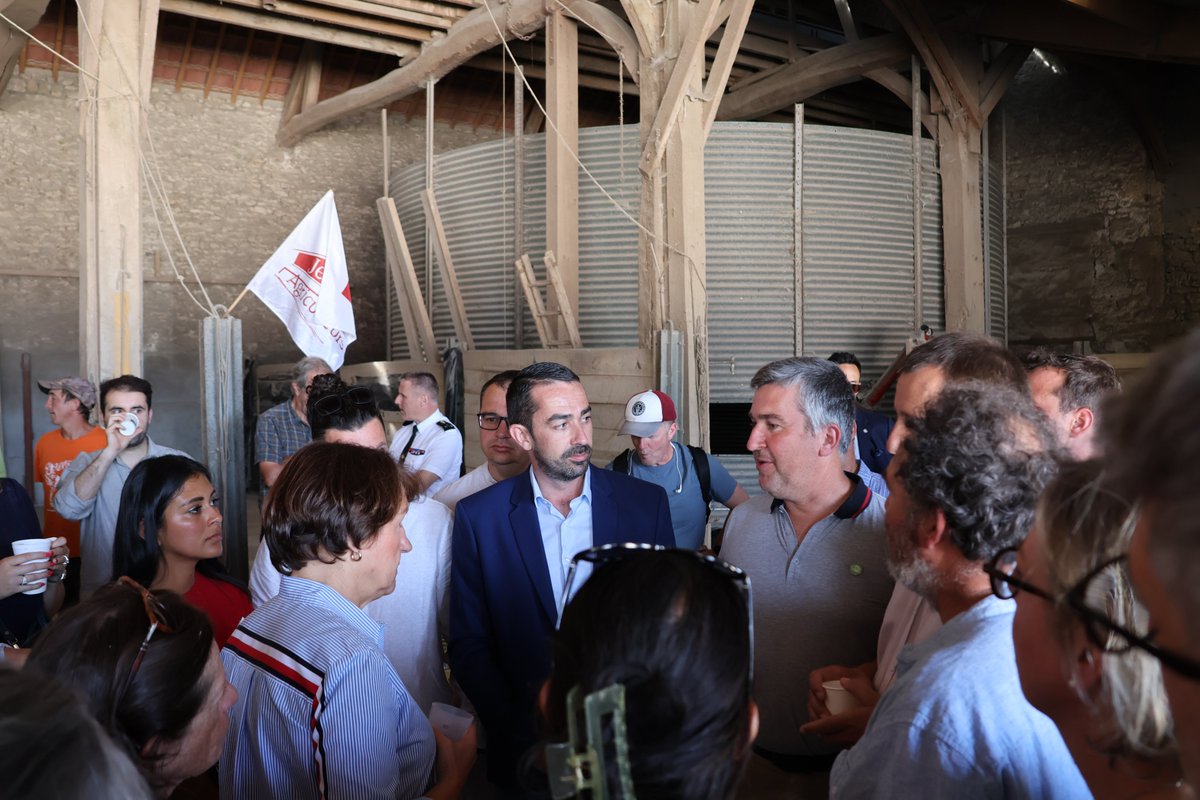 Prefet45_Centre's tweet photo. Ce matin, Annie Genevard @Agri_Gouv s'est rendue chez une agricultrice du Loiret à Aulnay-la-Rivière.

Elle a échangé avec des représentants du monde agricole, le @SDIS45 et les élus autour de la prévention des feux de moisson et des impacts des fortes chaleurs sur les récoltes. https://t.co/7VpIghwGsH