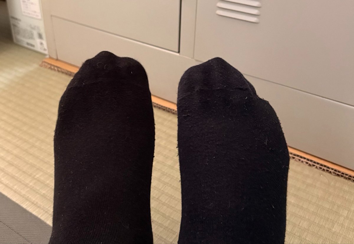 mo2v_m's tweet photo. 今年に入り3回ほど右足の小指を強打したせいで足が変形😱

以前、親指脱臼？を自然治癒したので、今回も放置した結果、歩くたびに根本に痛みが💦

今日引っ張ってみたら、歩くたびに痛かったのが少し良くなった気がする
毎日やれば治るかな？

仕事場の休憩室にて撮影
改めて見るとかなりヤバイ https://t.co/c9YQbP1Uuv