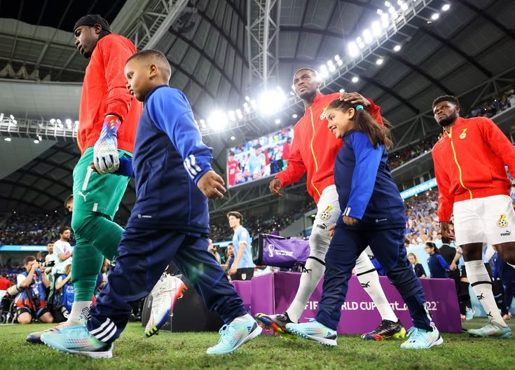 raheemotic's tweet photo. Why do footballers walk onto the pitch with little kids before a match? 🤔⚽ https://t.co/RcfISnR2as