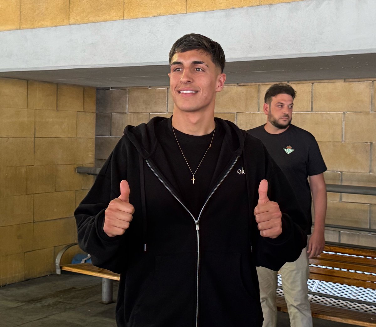 PabloHidalgoES's tweet photo. @GonzaloTortosa 🚨🟢 | Facundo Bernal ya ha aterrizado en Sevilla.

Se prepara para jugar con el Real Betis esta temporada y mañana mismo debería de comenzar con la pretemporada. ✅

Todo a falta de hacerse oficial por la entidad verdiblanca.

Vía @GonzaloTortosa https://t.co/srMlX05ib5