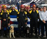 mercede11306940's tweet photo. El gobierno de Venezuela hizo entrega de la  medalla Héroes y Heroínas de Venezuela a la brigada de rescatistas  cubanos y sus canes, por su valioso apoyo en las labores de búsqueda y  salvamento de personas, tras los recientes sismos. #SantiagodeCuba @Cimbras1 https://t.co/M8ox4gbBXJ