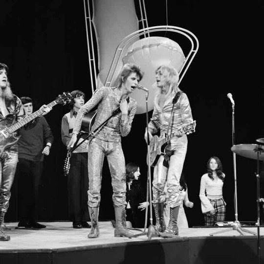 bowieww's tweet photo. On this day, 54 years ago, David Bowie's performance of 'Starman' was broadcast on BBC One Top Of The Pops in 1972. Photos by TOTP resident photographer Harry Goodwin https://t.co/n8jA4ODsd3
