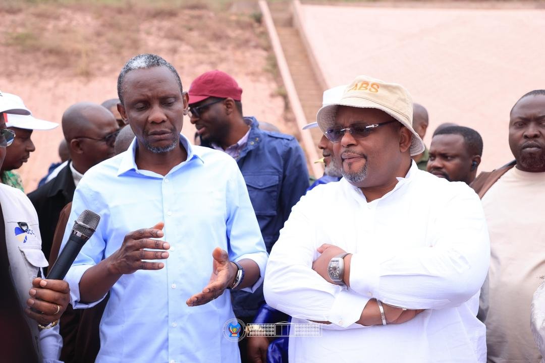 AssembleeNatRDC's tweet photo. ASSEMBLÉE NATIONALE : Aimé Boji Sangara sur le terrain pour évaluer l’évolution des travaux des rocades de Kinshasa

Le Président de l’Assemblée nationale, l’Honorable Aimé BOJI SANGARA, a effectué ce dimanche 5 juillet une visite d’inspection des travaux des rocades de Kinshasa, l’un des plus importants projets d’infrastructures routières actuellement en cours d’exécution dans la capitale, financé par le Gouvernement central.

Au-delà de l’exercice du contrôle parlementaire de l’action gouvernementale, cette descente sur le terrain traduit également la volonté de la Représentation nationale d’accompagner la vision du Président de la République, *Son Excellence Félix-Antoine TSHISEKEDI TSHILOMBO*, résolument engagé dans la modernisation des infrastructures nationales afin de doter la République Démocratique du Congo d’équipements structurants, dignes d’un État en pleine marche vers son développement.

Accompagné des membres du Bureau de l’Assemblée nationale, notamment le Premier Vice-président, l’Honorable Isaac Jean-Claude Tshilumbayi, le Deuxième Vice-président, l’Honorable  Christophe Mboso N’kodia, le Rapporteur  l'honorable Jacques Djoli, la Questeure, l’Honorable Chimène Polipoli, ainsi que d’une importante délégation de députés nationaux, le Speaker de la Chambre basse a tenu à s’assurer personnellement de l’état d’avancement de ce chantier stratégique.

La délégation parlementaire a été accueillie par le ministre des Infrastructures et Travaux publics, John Banza, ainsi que par le Directeur général de l’Agence congolaise des grands travaux (ACGT), Nico Nzau. Les responsables du projet ont présenté aux élus de la Nation un état détaillé de l’évolution des travaux, tout en apportant les explications techniques sur les différentes phases d’exécution.

Long de 73 kilomètres, le projet des rocades relie le terminus Mbudi (PK0) à Njoko, dans la commune de Masina (PK73). Réalisé par l’Agence congolaise des grands travaux (ACGT) en partenariat avec l’entreprise chinoise SISC SA, ce vaste chantier figure parmi les investissements routiers les plus structurants entrepris à Kinshasa. Il vise notamment à améliorer durablement la mobilité urbaine, désengorger les principaux axes de circulation et soutenir le développement économique de la capitale.

Au cours de cette mission, la délégation de l’Assemblée nationale a parcouru quatre sites stratégiques afin d’apprécier l’évolution effective des travaux et de s’assurer du respect des engagements pris par les entreprises en charge de leur exécution.

Par cette visite de terrain, l’Assemblée nationale réaffirme sa détermination à exercer pleinement sa mission constitutionnelle de contrôle de l’action gouvernementale, non pas dans une logique de sanction, mais dans un esprit d’accompagnement des politiques publiques. Cette démarche vise à contribuer à la réussite des grands projets d’investissement impulsés par le Chef de l’État, à garantir la bonne utilisation des ressources publiques et à accélérer la réalisation d’infrastructures modernes au service du développement et du bien-être des populations congolaises.