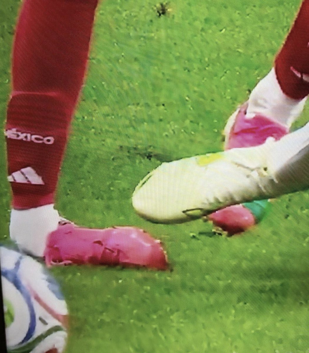 joserra_espn's tweet photo. ALARMAS ENCENDIDAS EN EL MILAN

Santi Giménez sufrió un esguince de tobillo ayer en el México Inglaterra. En los próximos días será evaluado; una lesión de gravedad podría alterar la planificación del Milan y acudir al mercado en busca de otro delantero. https://t.co/R05HaV87Ud