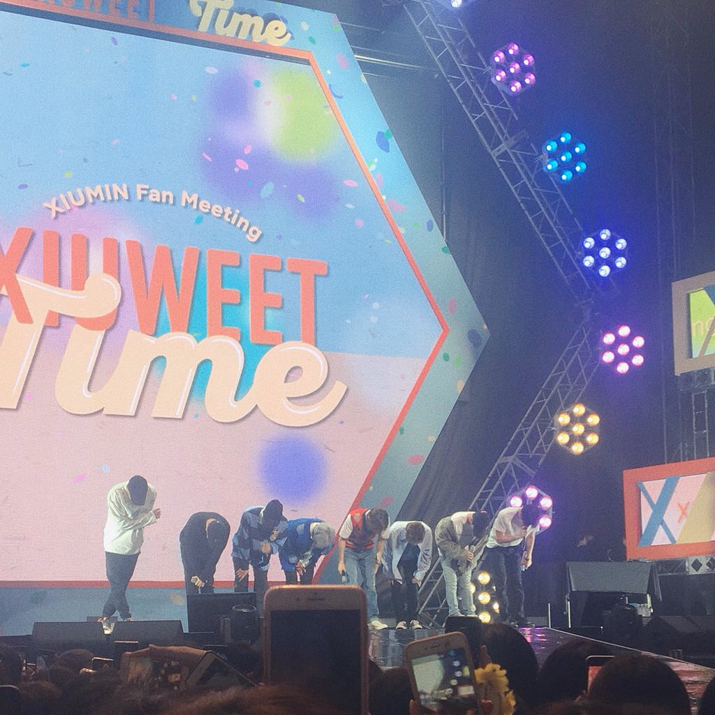 best_in_seoul's tweet photo. คนอยู่ในงานก็อึ้งเขารักกันมากนิ 😭 ละตอนแรกยังไม่มีใครเอ๋งเลยพอกอดจงอินปุ้บไปทั้งแถบทั้งเจ้าของงานทั้งฟค ㅜㅡㅜ https://t.co/8jIEL2y86n