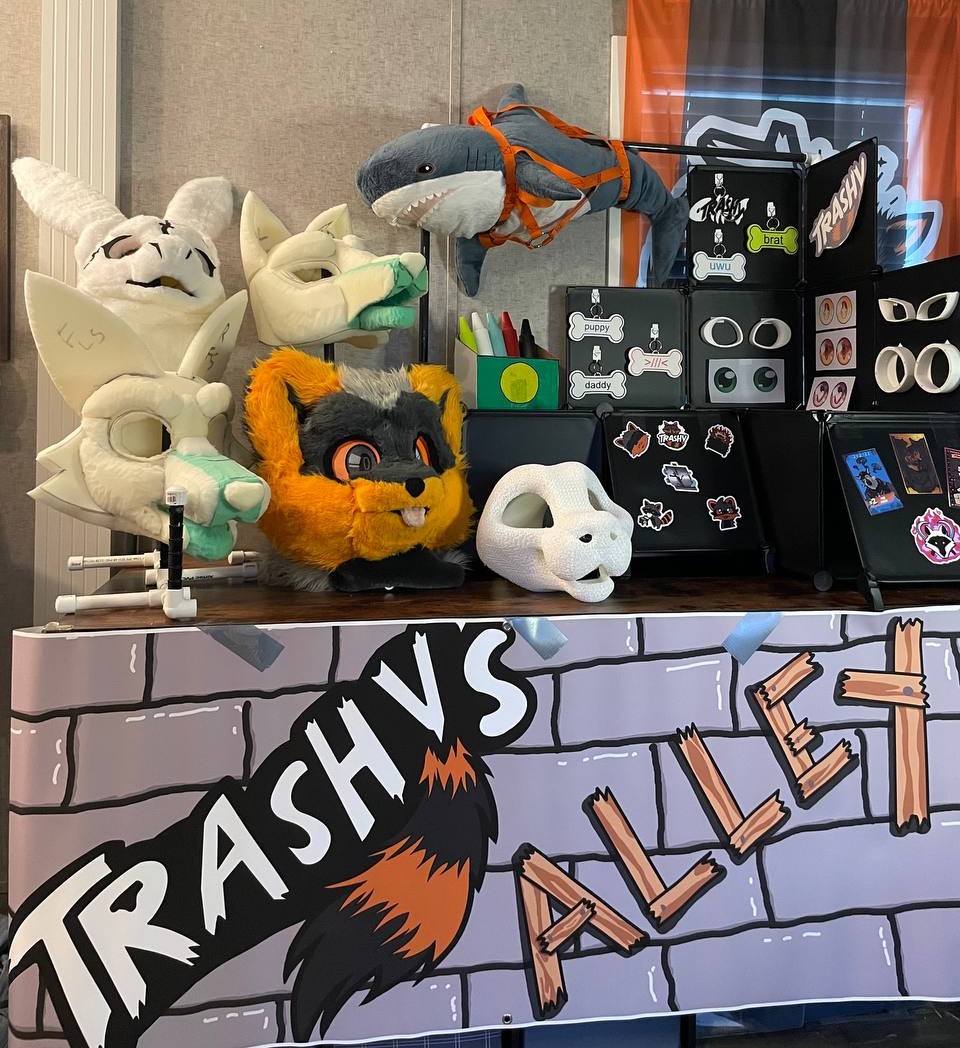 TrashysAlley's tweet photo. couple shots of my booth set ups https://t.co/RPmfDF5w74