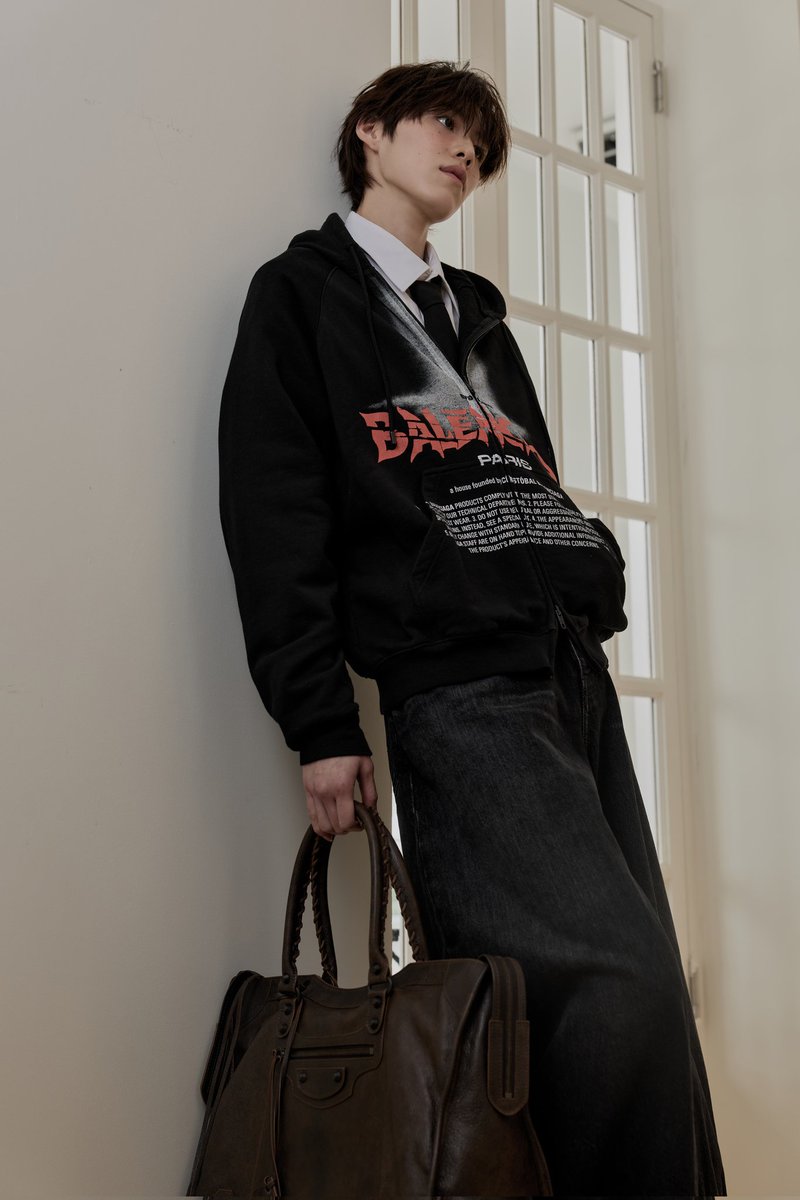 fabmagazineth's tweet photo. #พีพีกฤษฏ์ อำนวยเดชกร @pp.kritt แบรนด์แอมบาสเดอร์คนสำคัญของ @balenciaga ในลุคคอลเลกชัน fall 2026 เตรียมบินลัดฟ้าสู่กรุงปารีสเพื่อเข้าร่วมแฟชั่นโชว์คอลเล็กชั่นกูตูร์ครั้งที่ 55 ของ #balenciaga

พีพีสวมลุคที่ 11 สวมฮู้ดดี้มีซิปผ้าคอตตอนสีดำรุ่น "the door" สวมทับเสื้อเชิ้ตทรงสลิมฟิตผ้าคอตตอนป๊อปลินสีขาว เนกไทผ้าวูลเทเลอริ่งสีดำ และกางเกงยีนส์ทรงโค้งสีดำผ้าคอตตอน แมตช์คู่กับกระเป๋าขนาดใหญ่รุ่น le city ทำจากหนังแพะที่ผ่านการฟอกให้ดูเก่าโทนสีน้ำตาลและคาราเมล พร้อมฮาร์ดแวร์ทอง และสนีกเกอร์รุ่น jet สีดำผ้าเมช

balenciaga จะนำเสนอแฟชั่นโชว์คอลเลกชันกูตูร์ครั้งที่ 55 ซึ่งเป็นคอลเลกชันกูตูร์แรกของ pierpaolo piccioli สำหรับเมซง ที่กรุงปารีส ในวันที่ 8 กรกฎาคม เวลา 11.30 น. ตามเวลาท้องถิ่นปารีส หรือ เวลา 16.30 น. ตามเวลาประเทศไทย

สามารถติดตามรับชมแฟชั่นโชว์ผ่านทางช่องทางโซเชียลมีเดียและเว็บไซต์ของ @balenciaga 
#ppkritenrouteparis #balenciagaxppkrit #ppkritt #fabmagth #fabmagazineth #fabmagazinethailand #fabmagazine