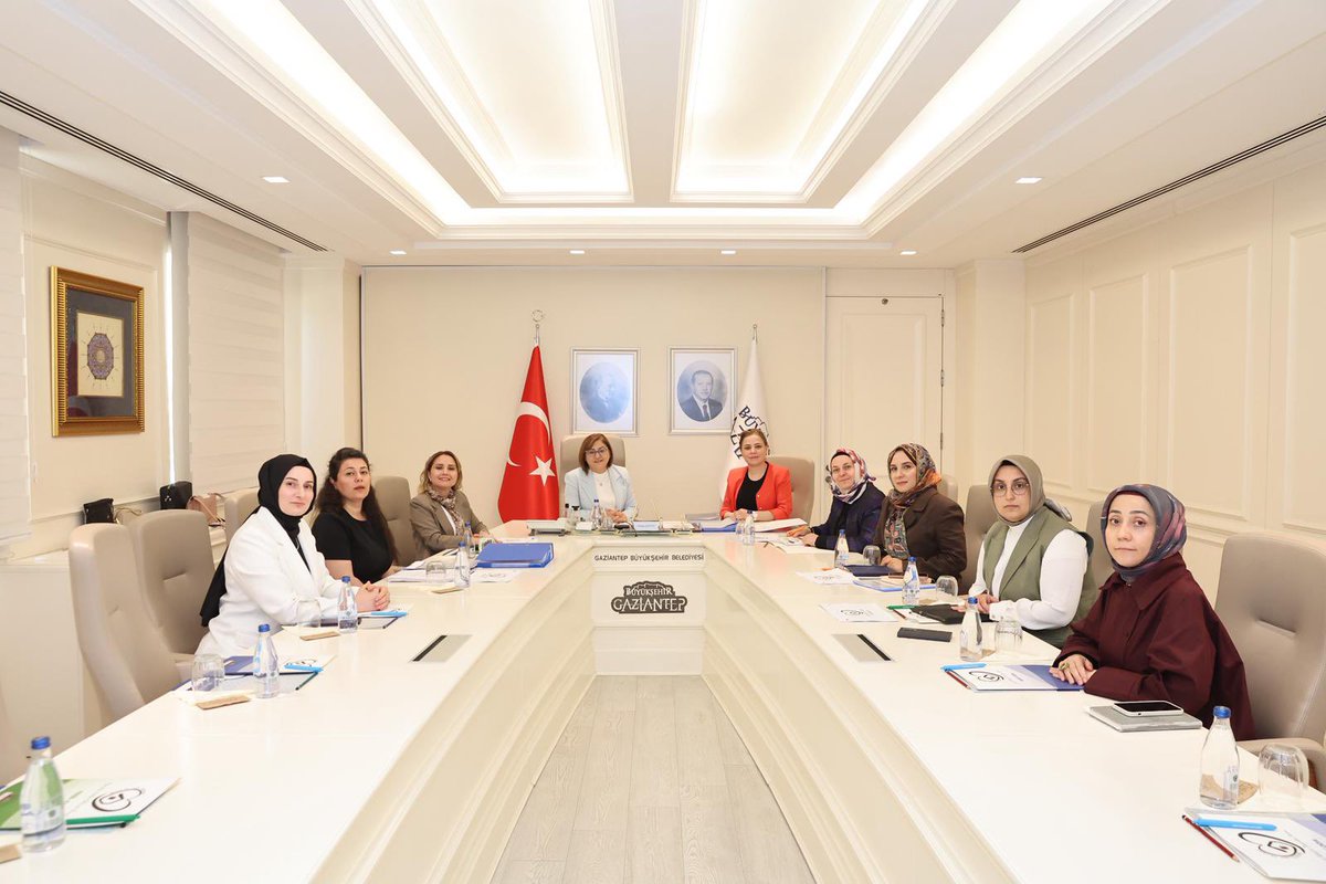elazig_valiligi's tweet photo. Elazığ Beyaz Ev Aile Merkezi Koordinatörü Dr. Öğretim Üyesi Sayın Ayfer HATİPOĞLU, Vali Yardımcımız Sayın Armağan TURAN ve beraberinde ki heyet, Gaziantep Büyükşehir Belediye Başkanı Sayın Fatma ŞAHİN’i ziyaret etti.

@numanhatipoglu 
@AyferHatipoglu 
@elazigbeyazev https://t.co/ZCQRqQaa8l