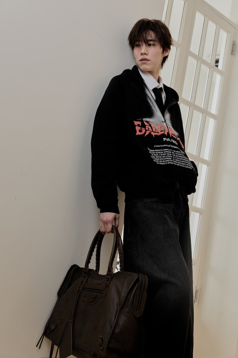 fabmagazineth's tweet photo. #พีพีกฤษฏ์ อำนวยเดชกร @pp.kritt แบรนด์แอมบาสเดอร์คนสำคัญของ @balenciaga ในลุคคอลเลกชัน fall 2026 เตรียมบินลัดฟ้าสู่กรุงปารีสเพื่อเข้าร่วมแฟชั่นโชว์คอลเล็กชั่นกูตูร์ครั้งที่ 55 ของ #balenciaga

พีพีสวมลุคที่ 11 สวมฮู้ดดี้มีซิปผ้าคอตตอนสีดำรุ่น "the door" สวมทับเสื้อเชิ้ตทรงสลิมฟิตผ้าคอตตอนป๊อปลินสีขาว เนกไทผ้าวูลเทเลอริ่งสีดำ และกางเกงยีนส์ทรงโค้งสีดำผ้าคอตตอน แมตช์คู่กับกระเป๋าขนาดใหญ่รุ่น le city ทำจากหนังแพะที่ผ่านการฟอกให้ดูเก่าโทนสีน้ำตาลและคาราเมล พร้อมฮาร์ดแวร์ทอง และสนีกเกอร์รุ่น jet สีดำผ้าเมช

balenciaga จะนำเสนอแฟชั่นโชว์คอลเลกชันกูตูร์ครั้งที่ 55 ซึ่งเป็นคอลเลกชันกูตูร์แรกของ pierpaolo piccioli สำหรับเมซง ที่กรุงปารีส ในวันที่ 8 กรกฎาคม เวลา 11.30 น. ตามเวลาท้องถิ่นปารีส หรือ เวลา 16.30 น. ตามเวลาประเทศไทย

สามารถติดตามรับชมแฟชั่นโชว์ผ่านทางช่องทางโซเชียลมีเดียและเว็บไซต์ของ @balenciaga 
#ppkritenrouteparis #balenciagaxppkrit #ppkritt #fabmagth #fabmagazineth #fabmagazinethailand #fabmagazine