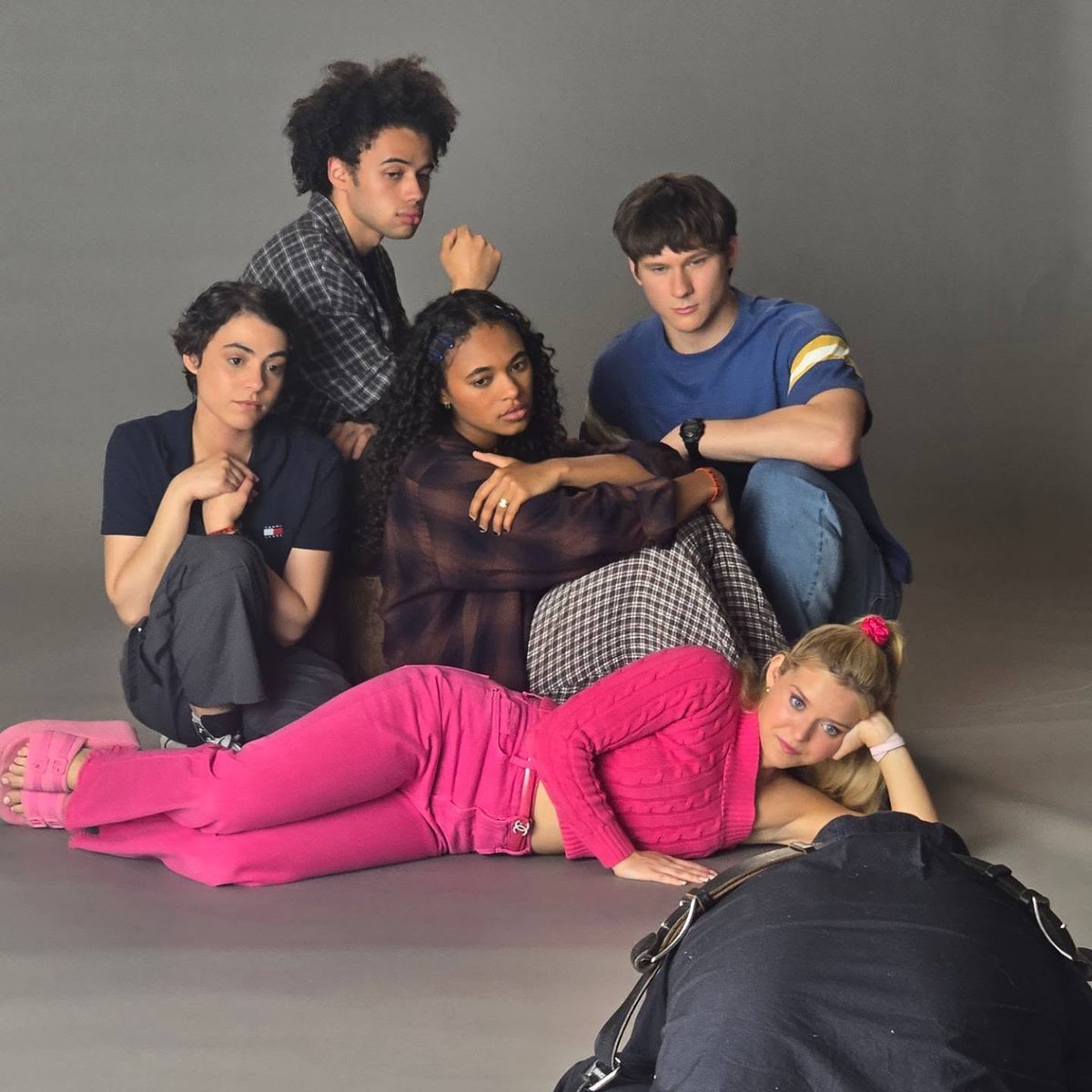 elle_updates's tweet photo. The cast of 'Elle' recreate the poster for 'The Breakfast Club' in new BTS photo https://t.co/QGulK2mnz7