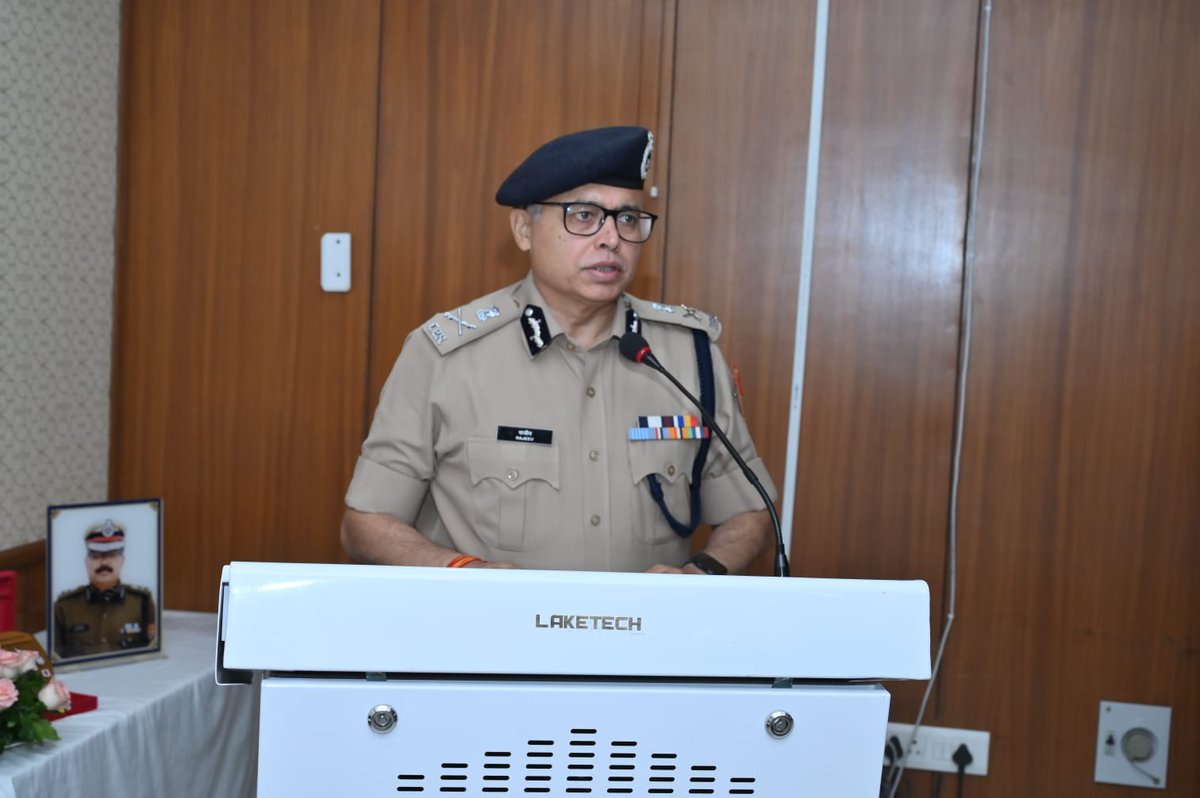 PoliceRajasthan's tweet photo. बदलती चुनौतियों के अनुरूप स्वयं को अपडेट रखें, तकनीक आधारित पुलिसिंग अपनाएं : डीजीपी श्री राजीव कुमार शर्मा
•   राजस्थान पुलिस सेवा के अधिकारियों के लिए पाँच दिवसीय मिड-कैरियर ट्रेनिंग प्रोग्राम का शुभारम्भ, 48 आरपीएस अधिकारी ले रहे हैं प्रशिक्षण

जयपुर, 06 जुलाई। महानिदेशक पुलिस श्री राजीव कुमार शर्मा ने कहा कि वर्तमान समय में पुलिसिंग की चुनौतियाँ तेजी से बदल रही हैं। साइबर अपराध, आर्टिफिशियल इंटेलिजेंस (एआई), सोशल मीडिया और डिजिटल तकनीकों के बढ़ते प्रभाव को देखते हुए पुलिस अधिकारियों को निरंतर अपने ज्ञान, कौशल और तकनीकी दक्षता को अद्यतन रखना होगा। उन्होंने कहा कि गुणवत्तापूर्ण अनुसंधान, वैज्ञानिक साक्ष्यों का प्रभावी उपयोग और मजबूत अभियोजन ही आधुनिक पुलिसिंग की सफलता का आधार है।
    महानिदेशक पुलिस श्री शर्मा इंटेलीजेंस ट्रेनिंग अकादमी, जयपुर में राजस्थान पुलिस सेवा के अधिकारियों के लिए आयोजित पाँच दिवसीय मिड-कैरियर ट्रेनिंग प्रोग्राम (MCTP) के उद्घाटन समारोह को संबोधित कर रहे थे। कार्यक्रम में राज्य के विभिन्न जिलों एवं इकाइयों से आए 48 राजस्थान पुलिस सेवा अधिकारियों ने भाग लिया।
    अपने उद्बोधन में डीजीपी श्री राजीव कुमार शर्मा ने अधिकारियों से कहा कि अनुसंधान के दौरान प्रत्येक तथ्य का गहन विश्लेषण करें, तकनीकी संसाधनों एवं डिजिटल प्लेटफॉर्म का अधिकतम उपयोग करें तथा पीड़ित-केंद्रित पुलिसिंग को सर्वोच्च प्राथमिकता दें। उन्होंने सोशल मीडिया के जिम्मेदार उपयोग, संगठित पुलिसिंग को और अधिक प्रभावी बनाने तथा न्यायालयों के साथ बेहतर समन्वय स्थापित करने पर भी विशेष बल दिया।
    उन्होंने अधिकारियों को शारीरिक एवं मानसिक स्वास्थ्य का ध्यान रखने, नियमित अध्ययन की आदत विकसित करने तथा नवीनतम कानूनी एवं तकनीकी परिवर्तनों से लगातार अपडेट रहने की सलाह दी। साथ ही आईसीजेएस (Inter-Operable Criminal Justice System) सहित अन्य डिजिटल प्लेटफॉर्म के प्रभावी उपयोग पर जोर देते हुए कहा कि इससे अपराध अनुसंधान अधिक गुणवत्तापूर्ण, वैज्ञानिक और त्वरित बनाया जा सकेगा।
    कार्यक्रम की शुरुआत में निदेशक, इंटेलीजेंस ट्रेनिंग अकादमी श्री प्रदीप मोहन शर्मा ने अतिथियों का स्वागत करते हुए प्रशिक्षण कार्यक्रम की रूपरेखा एवं उद्देश्यों की जानकारी दी। इसके बाद महानिदेशक पुलिस प्रशिक्षण एवं यातायात श्री पालीवाल ने अधिकारियों को सतत अध्ययन, आधुनिक तकनीकों के प्रभावी उपयोग और व्यावसायिक दक्षता विकसित करने के लिए प्रेरित किया।
    समारोह में महानिदेशक पुलिस (प्रशिक्षण एवं यातायात) श्री अनिल पालीवाल, अतिरिक्त महानिदेशक पुलिस (प्रशिक्षण) श्री एच.जी. राघवेन्द्र सुहास, उप महानिरीक्षक पुलिस एवं निदेशक, इंटेलीजेंस ट्रेनिंग अकादमी श्री प्रदीप मोहन शर्मा सहित अकादमी के वरिष्ठ अधिकारी उपस्थित रहे।
    पाँच दिवसीय प्रशिक्षण कार्यक्रम के दौरान प्रतिभागी अधिकारियों को साइबर अपराध, आधुनिक अनुसंधान तकनीक, डिजिटल साक्ष्य, कृत्रिम बुद्धिमत्ता, न्यायिक दृष्टिकोण, राष्ट्रीय सुरक्षा, तकनीकी नवाचार तथा समकालीन पुलिसिंग जैसे महत्वपूर्ण विषयों पर देश के प्रतिष्ठित विशेषज्ञों एवं वरिष्ठ अधिकारियों द्वारा प्रशिक्षण दिया जाएगा।
    कार्यक्रम के अंत में अतिरिक्त महानिदेशक पुलिस (प्रशिक्षण) श्री एच.जी. राघवेन्द्र सुहास ने धन्यवाद ज्ञापित किया। 
                   
#RajasthanPolice
#ModernPolicing
#SmartPolicingIndia
#TechInPolicing
#CyberSecurity
#AIinPolicing
#PoliceTraining
#RPSOfficers
#JaipurPolice