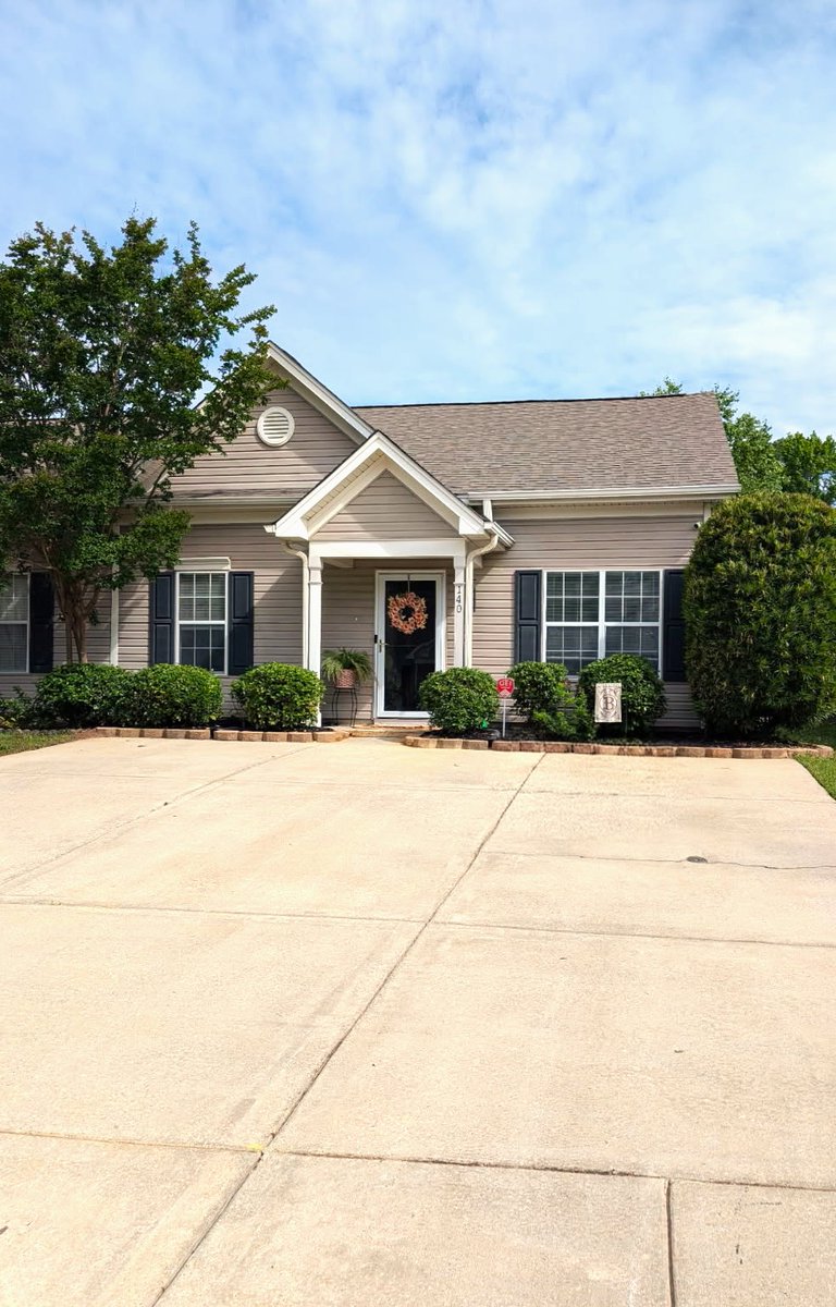 KingReal_Estate's tweet photo. Low-maintenance living in the heart of Lexington!

2 bed | 2 bath patio home with vaulted ceilings, a fireplace, updated appliances &amp; a fenced backyard.

140 Huntington Circle:
https://t.co/BnE01VrGTf

#LexingtonSC #JKingRealEstate #FeaturedListing #realestate https://t.co/hFdojoFna5
