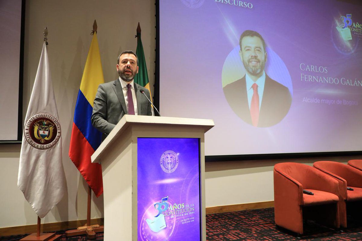 UExternado's tweet photo. El alcalde de Bogotá, Carlos Fernando Galán insistió en que “no existe mejor manera de honrar la Constitución, que trabajando día a día por garantizar las competencias de la Carta para poder transformar la vida de millones de ciudadanos de los territorios”. 📜⚖️ https://t.co/wGkQfJbZVN