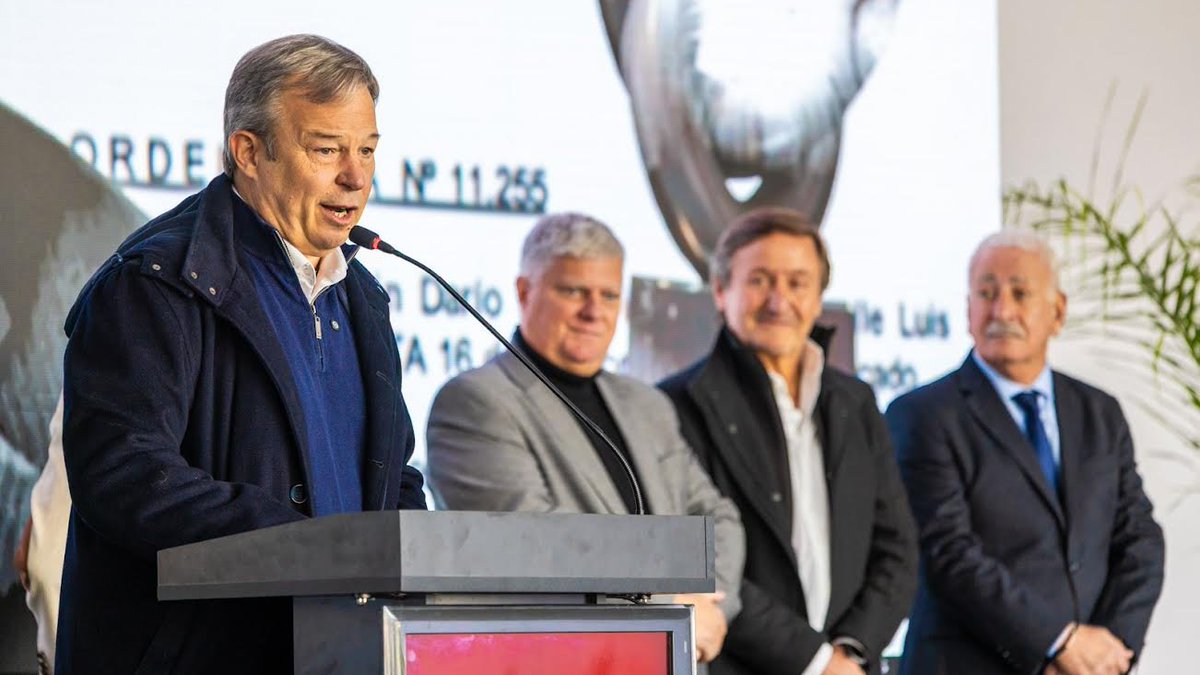 CascallaresPJ's tweet photo. Con @JuanoFabiani participamos del acto conmemorativo por el 48° aniversario de ADIBA acompañando a quienes impulsan la producción, la inversión y el trabajo como motores del desarrollo de nuestra comunidad.

En la oportunidad hicimos entrega de una Ordenanza de reconocimiento al Sr. Darío Arduin Barbieri, en mérito a su destacada trayectoria y su permanente aporte al desarrollo industrial de nuestro distrito.

#BrownConVos