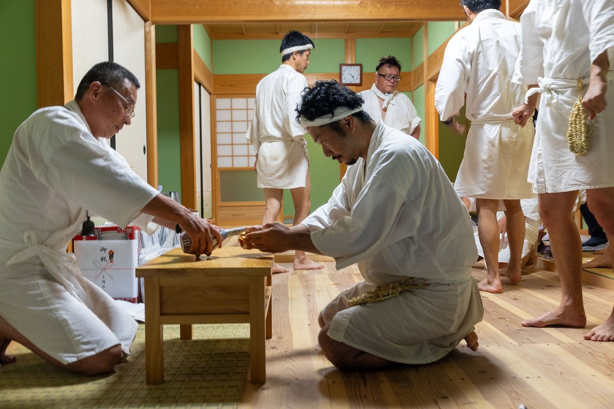 hkisyuu's tweet photo. 7/1　尾鷲市三木里　御富士祭（おやままつり）。
早朝、おやまに登る前の最後の垢離をとりに行くところ。 https://t.co/MwHQNnISpj