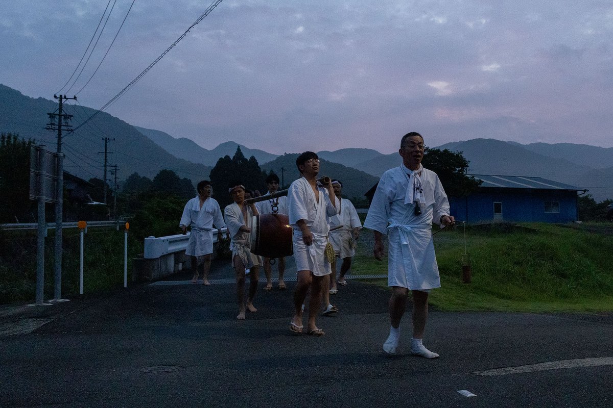hkisyuu's tweet photo. 7/1　尾鷲市三木里　御富士祭（おやままつり）。
早朝、おやまに登る前の最後の垢離をとりに行くところ。 https://t.co/MwHQNnISpj