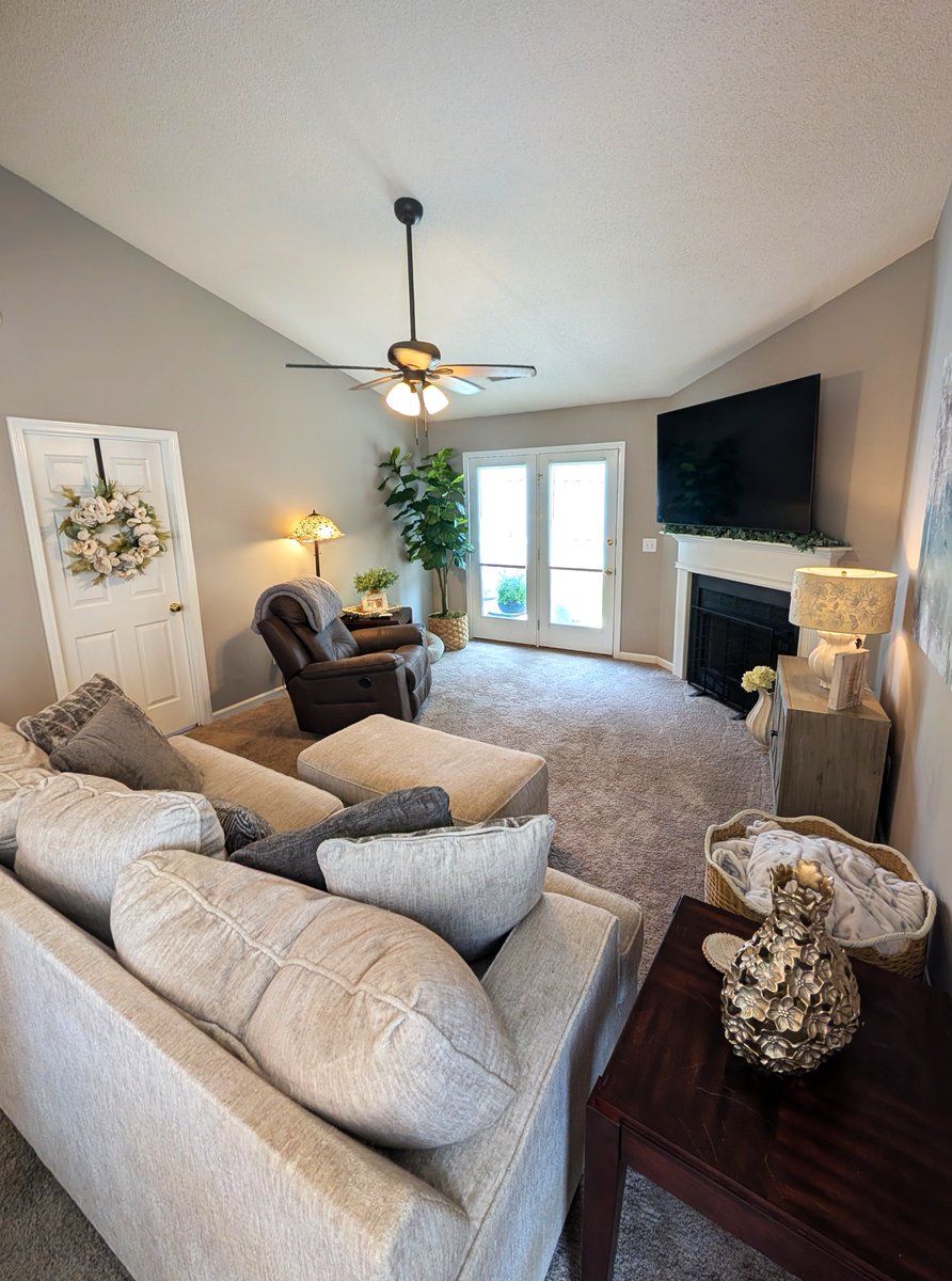 KingReal_Estate's tweet photo. Low-maintenance living in the heart of Lexington!

2 bed | 2 bath patio home with vaulted ceilings, a fireplace, updated appliances &amp; a fenced backyard.

140 Huntington Circle:
https://t.co/BnE01VrGTf

#LexingtonSC #JKingRealEstate #FeaturedListing #realestate https://t.co/hFdojoFna5