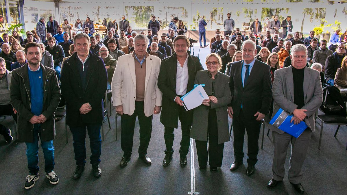 CascallaresPJ's tweet photo. Con @JuanoFabiani participamos del acto conmemorativo por el 48° aniversario de ADIBA acompañando a quienes impulsan la producción, la inversión y el trabajo como motores del desarrollo de nuestra comunidad.

En la oportunidad hicimos entrega de una Ordenanza de reconocimiento al Sr. Darío Arduin Barbieri, en mérito a su destacada trayectoria y su permanente aporte al desarrollo industrial de nuestro distrito.

#BrownConVos