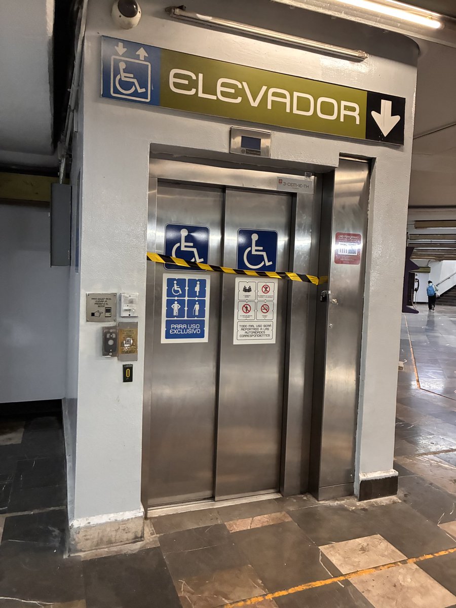 jamonarosas's tweet photo. A @ClaraBrugadaM se le hizo más importante pintar todo de morado y llenarlo de ajolotes que arreglar las escaleras eléctricas y el elevador que necesitan los pacientes de uno de los hospitales con más gente de la cd,CMN  siglo XXI
Esas escaleras llevan sin funcionar más de un año https://t.co/jBNw5FSsVX