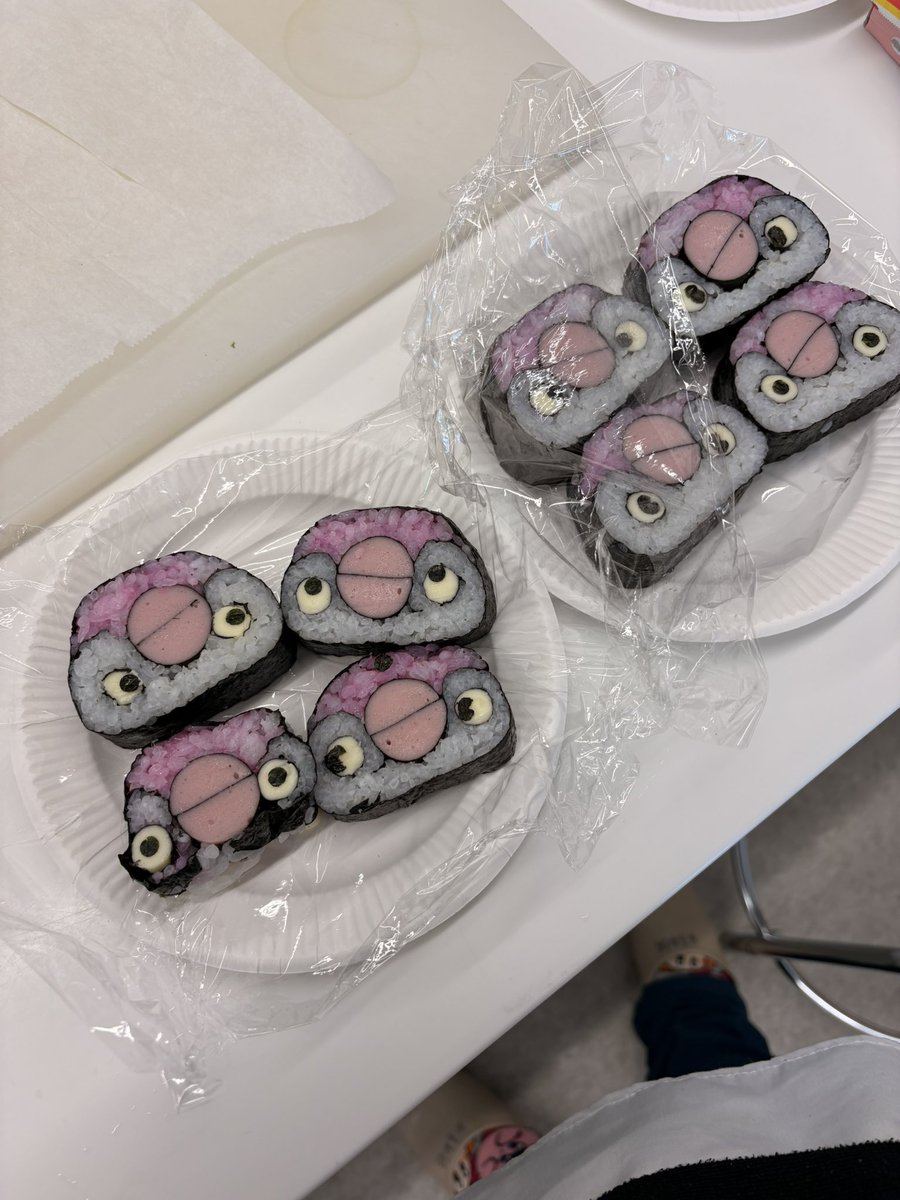 mo2v_m's tweet photo. 教わって作ったペンギン寿司
美味しくできました

子供達はめちゃ喜んだが
家では、多分
やらない、、、 https://t.co/3yVV85inOE