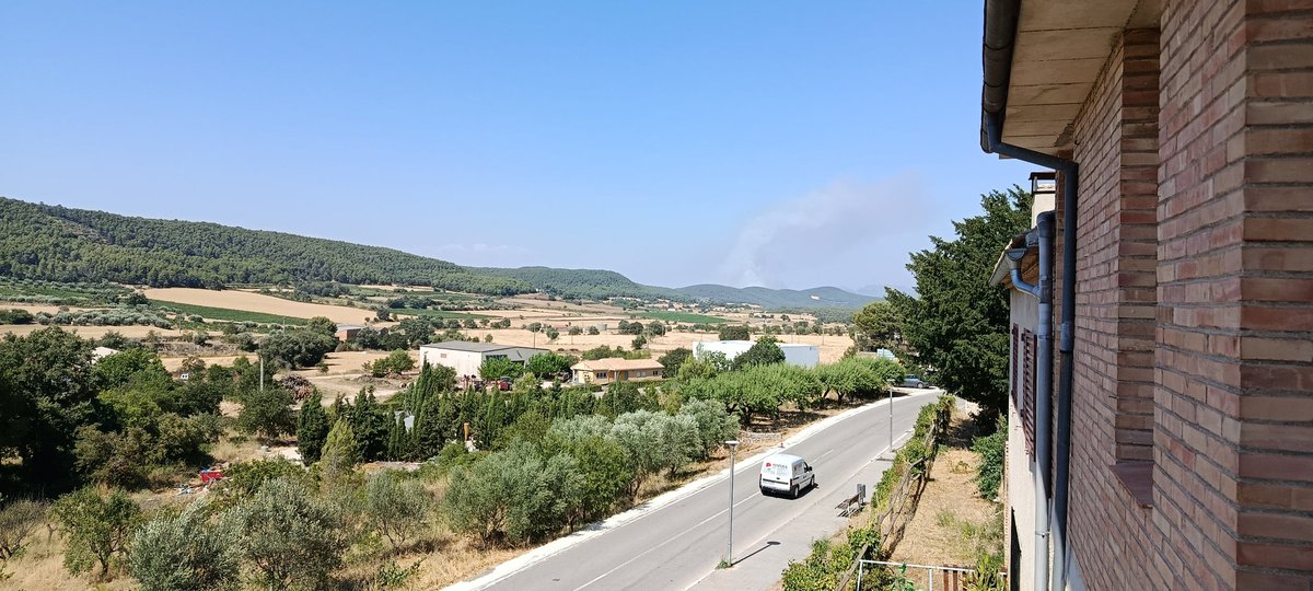 meteollac's tweet photo. Des #laLlacuna es veu perfectament la columna de fum de l'incendi del municipi veí de #Carme #IFCarme https://t.co/rFvg1GW1Lg