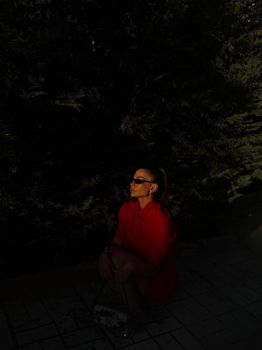 DeliGurdal4f's tweet photo. Kırmızılı Demet Özdemir elbise kadar dikkat çeken başka bir şey yoktur https://t.co/rLBf7QQUGJ
