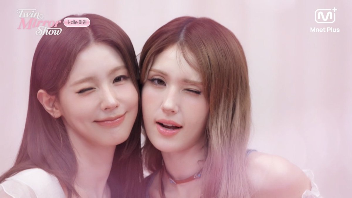 mnichazip's tweet photo. 미연과 소미는 어떻게 이렇게 예쁠 수 있는 거야? 
진짜, 이 분위기가 너무 좋아
둘이 진짜 자매처럼 보여 
💓💓💓

#TWINMIRRORSHOW #YZKZ #MnetPlus_Original https://t.co/e76QBLrZ0r