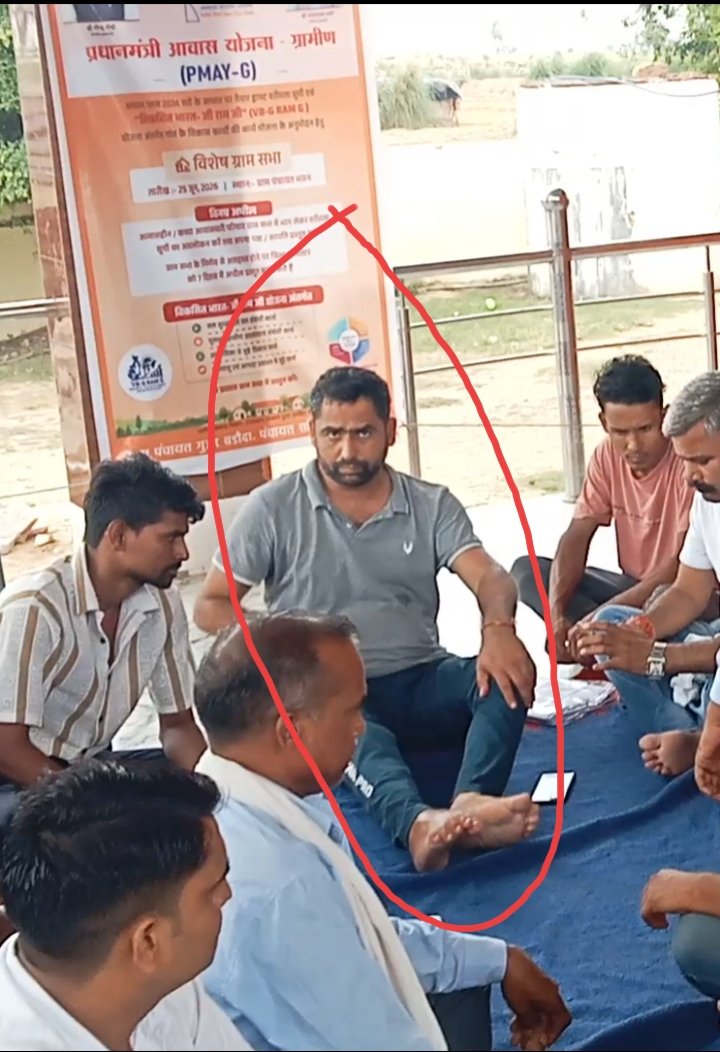 Mamtagurjardev's tweet photo. मेरे #जिला_परिषद_क्षेत्र एवं #ग्राम_पंचायत_गुर्जर_बड़ौदा की आम जनता ग्राम विकास अधिकारी (#VDO) की कार्यशैली से लगातार #परेशान है।

क्षेत्र के #नागरिकों से मुझे बार-बार ग्राम विकास अधिकारी के विरुद्ध शिकायतें प्राप्त हो रही थीं। मैंने स्वयं कई बार संबंधित अधिकारी को समझाने और अपनी कार्यशैली में सुधार करने के लिए कहा, लेकिन इसके बावजूद उनके व्यवहार में कोई परिवर्तन नहीं आया।

#दुर्भाग्यपूर्ण स्थिति यह है कि ग्राम विकास अधिकारी द्वारा राज्य सरकार के नियमों एवं कानूनों की खुलेआम #अवहेलना की जा रही है। उनकी कार्यशैली किसी जिम्मेदार सरकारी कर्मचारी जैसी न होकर एक #तानाशाही_रवैये को दर्शाती है। #ड्यूटी_के_समय_सामुदायिक_भवन_में, जहाँ आमजन अपने कार्यों के लिए आते हैं, वहाँ लोगों के सामने #बिस्तर_पर_लेटे_रहना और नागरिकों के #कार्यों_की_अनदेखी करना अत्यंत गंभीर एवं #शर्मनाक है।

स्थिति तब और गंभीर हो गई जब एक कार्यकर्ता ने जिला परिषद सदस्य से बात कराने की बात कही। इस पर ग्राम विकास अधिकारी ने जिला परिषद का नाम सुनते ही #कार्यकर्ता के साथ #अभद्र_भाषा का #प्रयोग किया, #गाली_गलौज की और बिना कार्य किए वापस लौटा दिया। जबकि कार्य केवल जन्म प्रमाण पत्र पर हस्ताक्षर करने का था।

जब मैंने स्वयं फोन कर पूरे मामले की जानकारी लेनी चाही, तब भी ग्राम विकास अधिकारी ने कोई जवाब देना उचित नहीं समझा और कॉल का कोई संतोषजनक उत्तर नहीं दिया।

यह सब उस समय हो रहा है, जब राज्य सरकार गांव-गांव शिविर लगाकर आमजन को राहत एवं त्वरित सेवाएं उपलब्ध कराने के लिए प्रतिबद्ध है। ऐसे में सवाल उठता है कि इस प्रकार की लापरवाह और गैर-जिम्मेदार कार्यशैली वाले कर्मचारियों के रहते सरकार की मंशा आम जनता तक कैसे पहुंचेगी?

मैं #राज्य_सरकार एवं #संबंधित_अधिकारियों से मांग करता हूँ कि इस पूरे प्रकरण की #निष्पक्ष_जांच कर #दोषी ग्राम विकास अधिकारी के विरुद्ध #शीघ्र_एवं_कठोर_कार्रवाई की जाए, ताकि आम जनता का प्रशासन पर विश्वास बना रहे और भविष्य में किसी नागरिक को इस प्रकार की परेशानी का सामना न करना पड़े।

@BhajanlalBjp @KumariDiya
@RajCMO @SachinPilot @madandilawar @IndiraMeena_ 
@dmsawaimadhopur @RDPR_Rajasthan 
@RajSampark
