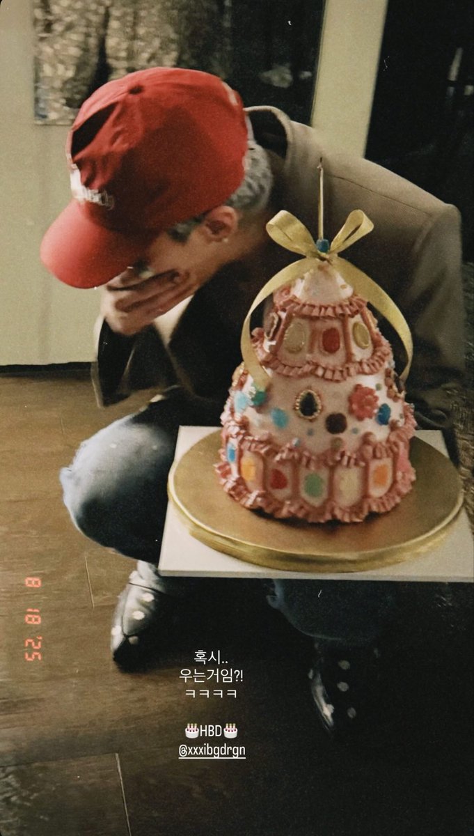 88yearslater's tweet photo. 작년뇽생일모임1 친구지인들다불러서 3단케이크 자랑하며 파티
생일모임2 미니케이크 놓고 집에서 오붓하게 누군가와 함께....
안타깝게도 설마하는 그남자가맞음 설명하긴 길고 그냥그렇다는것만알아둬 https://t.co/RKLS8DKyrV