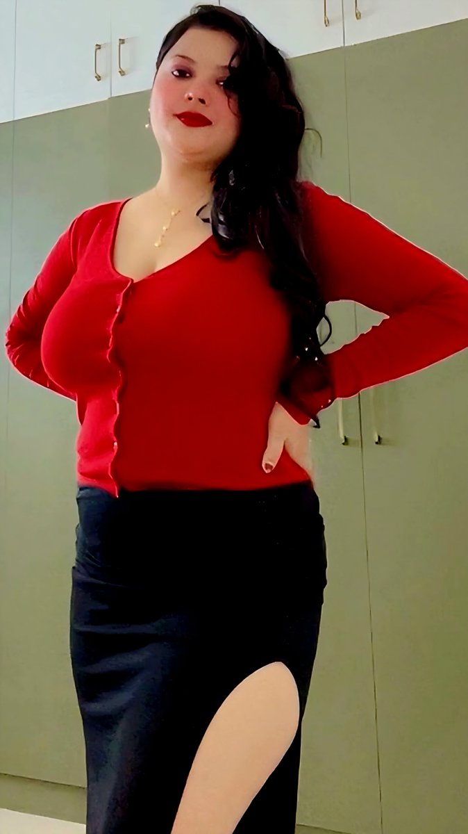 nnainasinghh's tweet photo. Serving looks and curves in my favorite red ❤️ Black skirt with a twist. https://t.co/eG25f0Mhno