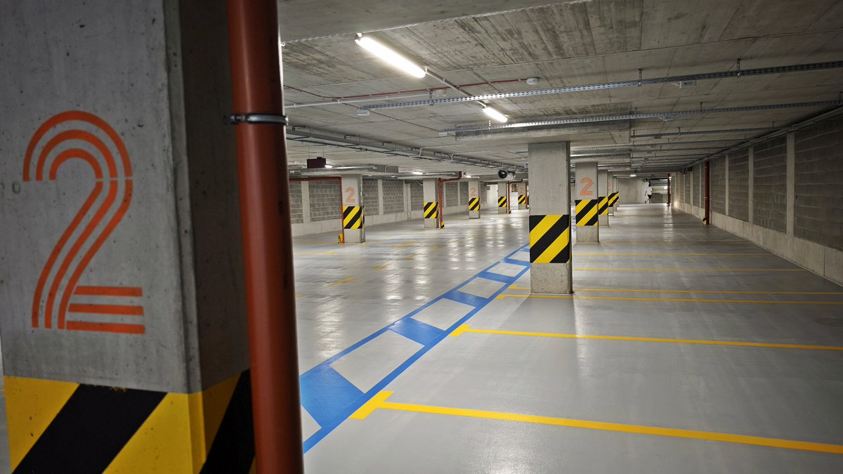 DanielSiwak's tweet photo. Gotowy jest drugi 🅿️ parking wielopoziomowy 🅿️ w Łodzi. Cena za godzinę/dzień parkowania to dalej 5,50/55 zł. Do końca wakacji ma zostać otwarty trzeci - ten przy ul. Tuwima 12 ze 118 miejscami parkingowymi. Znajdować się będzie na tyłach Fabryki Aktywności Miejskiej. https://t.co/bfelmLtTym