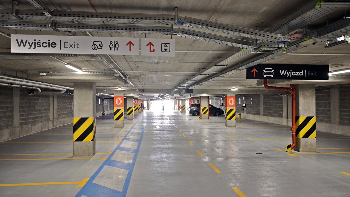 DanielSiwak's tweet photo. Gotowy jest drugi 🅿️ parking wielopoziomowy 🅿️ w Łodzi. Cena za godzinę/dzień parkowania to dalej 5,50/55 zł. Do końca wakacji ma zostać otwarty trzeci - ten przy ul. Tuwima 12 ze 118 miejscami parkingowymi. Znajdować się będzie na tyłach Fabryki Aktywności Miejskiej. https://t.co/bfelmLtTym