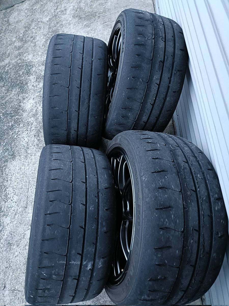 Tsutomu19072476's tweet photo. ホイール売ります
Weds TC105X  4本 15万
10J 18inch ＋35 R FACE
71RS 265/35r18
（ヤマ無し画像参照）
ガリ傷、歪み、鉄粉固着なし。
2本にタイヤ組み込み作業時の塗装ハゲあり。リプ参照。
東京都東側から。
引取出来る方限定。
都内近郊PA渡し可能。
DMにて。 https://t.co/H7CcJ2lfE5