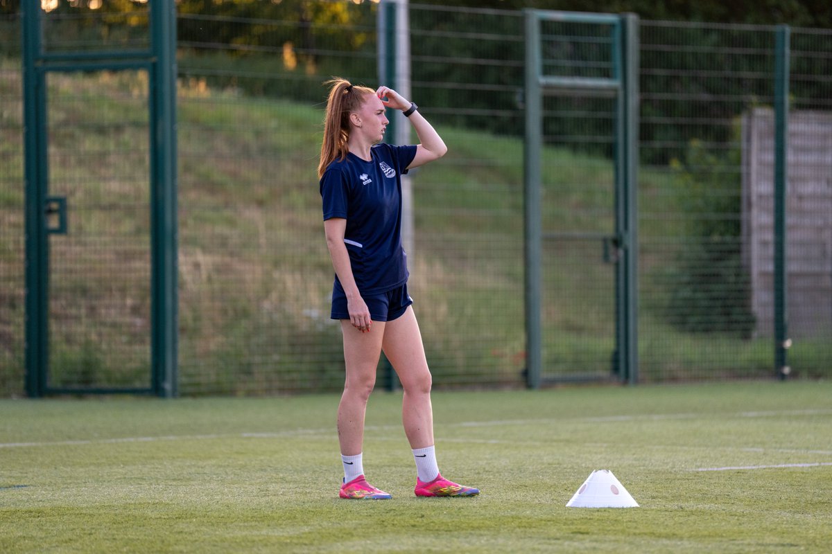 FarnhamTownWFC's tweet photo. Back on the grass 🍃

Shall we welcome another pair to the Club? 👀✍️ https://t.co/FPmvSEUrz5