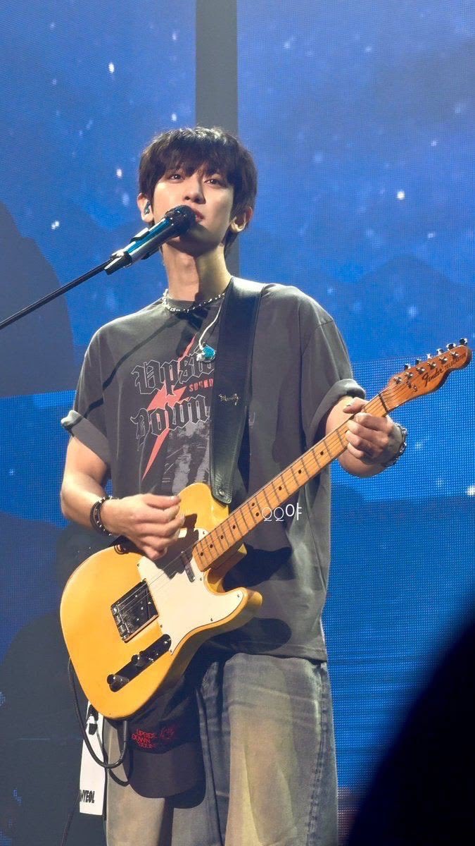 blackoutIoey's tweet photo. imo chanyeols best hairstyle during exo tour is definitely his black hair styled up but when hes doing his own solo gig the unkempt look wins everytime https://t.co/CKaUG2gGUY