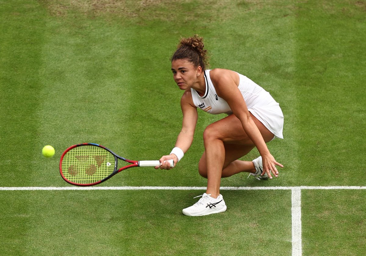 GeorgeSpalluto's tweet photo. JAAAAAAAAAAAS IS BACK. PAOLINI torna a sorridere. Torna là dove merita di star, nell'Olimpo del tennis. Sul Centre Court di Wimbledon. Davanti a Re Roger. Battuta Alex Eala 64 46 63 al termine di un match di altissima qualità. Con questo risultato sale dal n. al n.44 al n.27 della Race. Adesso Kostyuk!