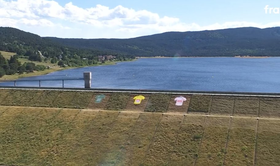 JPHHenneton's tweet photo. #cyclisme 🚴‍♂️  Tour de France 🇫🇷   Étape 3⃣

Beau lac ? 😉

#TDF #TDF2026 https://t.co/bxUcBN3pwL