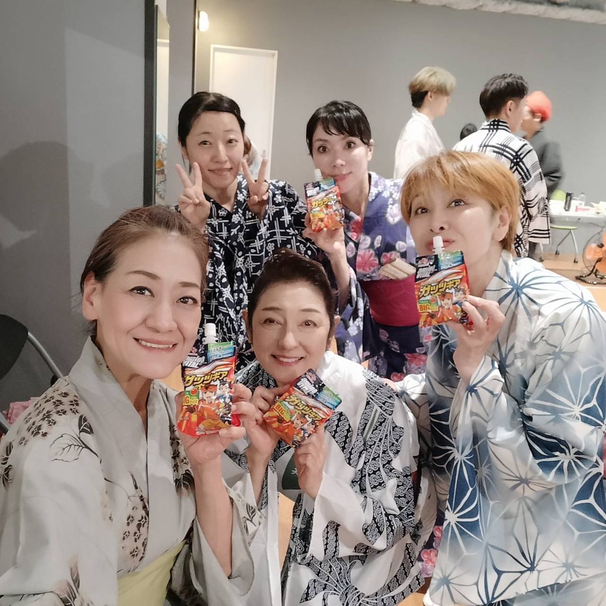 sachiyonariyo's tweet photo. #松井誠 公演お稽古快調👘昨日は遠藤真理子さんからマイセン、岡元あつこさんからドーナツやどら焼き🍩神崎順さんからヨーグルトとゼリー🍦本日は小林功さんから牛丼🐮水野江莉花さんから栄養ゼリー💪服部真湖さんから手作りマフィンやサラダ🥗など暖かい差し入れに感謝😭✨ https://t.co/3GHXMtH3GJ