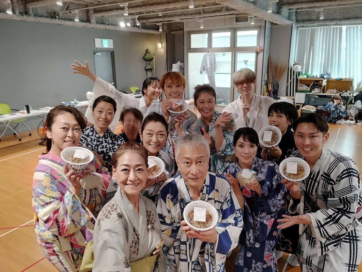 sachiyonariyo's tweet photo. #松井誠 公演お稽古快調👘昨日は遠藤真理子さんからマイセン、岡元あつこさんからドーナツやどら焼き🍩神崎順さんからヨーグルトとゼリー🍦本日は小林功さんから牛丼🐮水野江莉花さんから栄養ゼリー💪服部真湖さんから手作りマフィンやサラダ🥗など暖かい差し入れに感謝😭✨ https://t.co/3GHXMtH3GJ