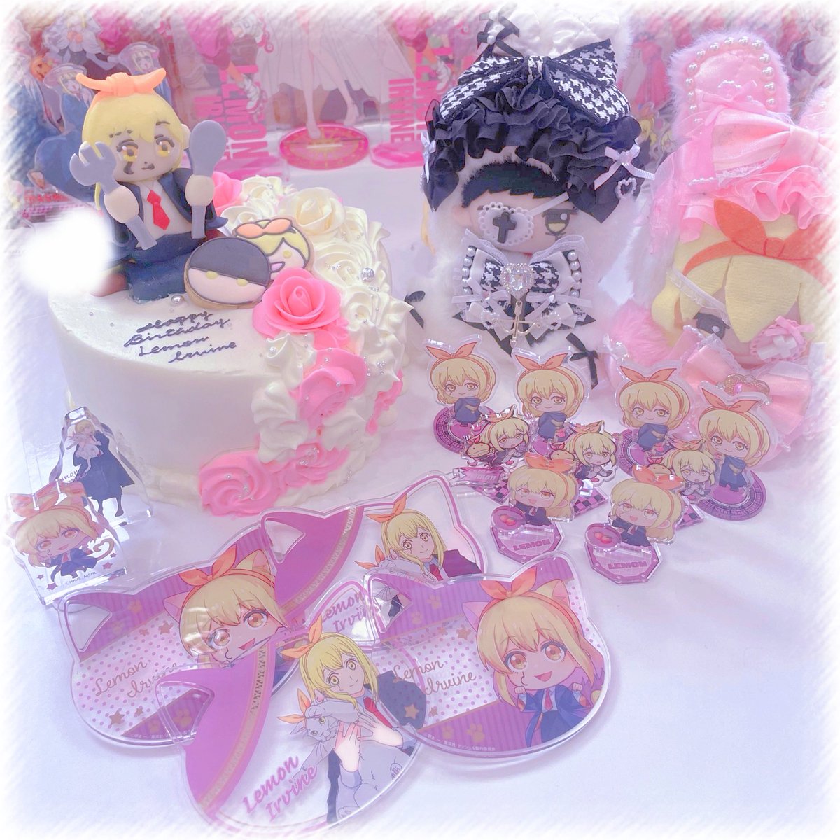 snd_186's tweet photo. 今年は初めてオーダーケーキ頼んで見ました(՞ ܸ. .ܸ՞)♡
2枚目のクッキーはわかる人にはわかるはず…！
3枚目は出張で来てくれたマッシュくんとお手伝いに来てくれたお友達の土井先生とレモンちゃんです︎︎︎︎❤︎ https://t.co/IYXLKOvY8X