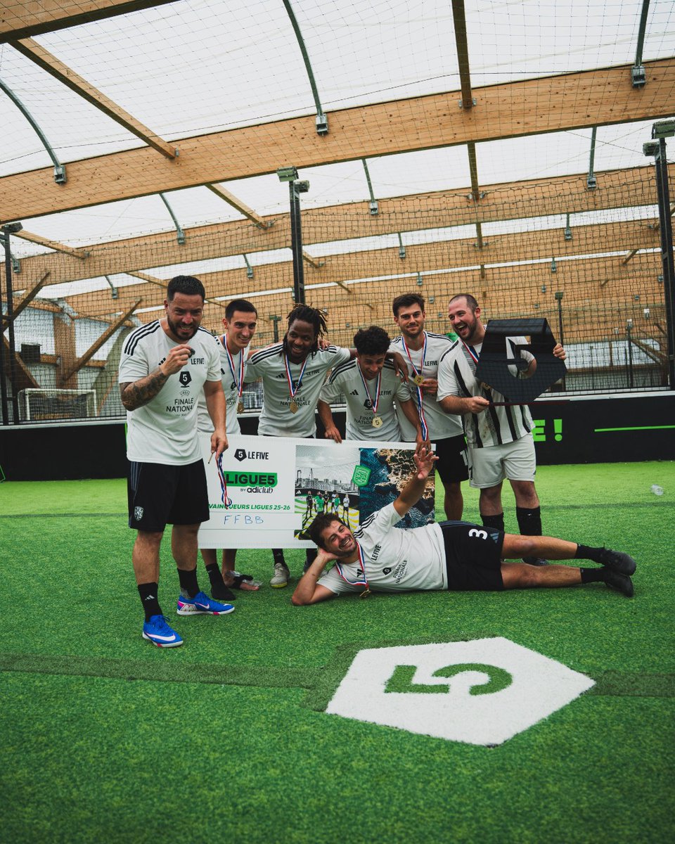 lefivefc's tweet photo. 𝗧𝗵𝗲 𝗖𝗵𝗮𝗺𝗽𝘀 𝗮𝗿𝗲 𝗵𝗲𝗿𝗲 ! 🏆

Félicitations à l'équipe FF Bordeaux du FIVE Bordeaux qui s'impose cette année en LIGUE5 by adiclub 👏

#LEFIVE #ligues #finale https://t.co/L5vZcJoMil