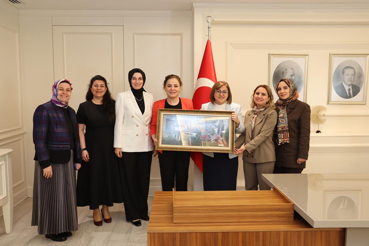elazigbeyazev's tweet photo. Elazığ Beyaz Ev Aile Merkezi Koordinatörü Dr. Öğretim Üyesi Sayın Ayfer HATİPOĞLU, Vali Yardımcımız Sayın Armağan TURAN ve beraberinde ki heyet, Gaziantep Büyükşehir Belediye Başkanı Sayın Fatma ŞAHİN’i ziyaret etti.

@numanhatipoglu  @AyferHatipoglu https://t.co/LqLhHx7dPq