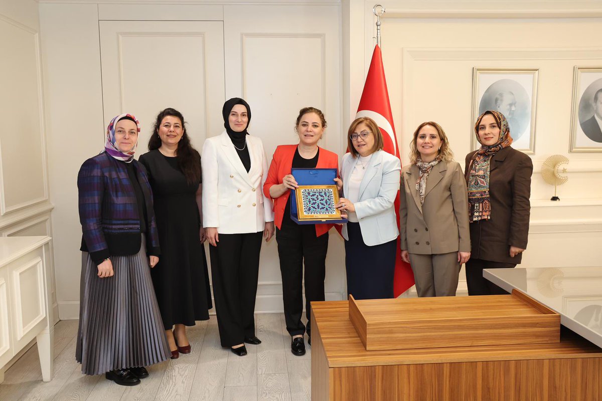 elazigbeyazev's tweet photo. Elazığ Beyaz Ev Aile Merkezi Koordinatörü Dr. Öğretim Üyesi Sayın Ayfer HATİPOĞLU, Vali Yardımcımız Sayın Armağan TURAN ve beraberinde ki heyet, Gaziantep Büyükşehir Belediye Başkanı Sayın Fatma ŞAHİN’i ziyaret etti.

@numanhatipoglu  @AyferHatipoglu https://t.co/LqLhHx7dPq