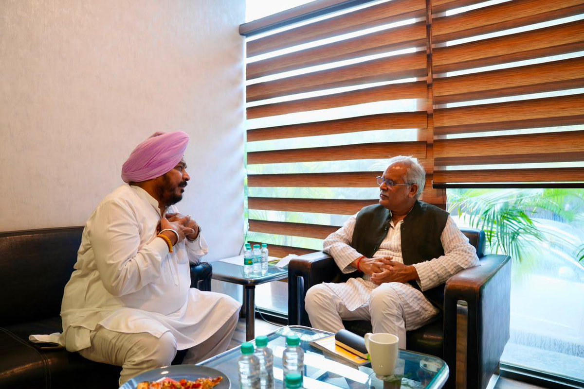 INCPunjab's tweet photo. ਪੰਜਾਬ ਕਾਂਗਰਸ ਦੇ ਇੰਚਾਰਜ ਸ੍ਰੀ ਭੁਪੇਸ਼ ਬਘੇਲ ਜੀ ਦਾ ਪੰਜਾਬ ਕਾਂਗਰਸ ਭਵਨ, ਚੰਡੀਗੜ੍ਹ ਵਿਖੇ ਸਮੁੱਚੀ ਲੀਡਰਸ਼ਿਪ ਵੱਲੋਂ ਨਿੱਘਾ ਸਵਾਗਤ ਕੀਤਾ ਗਿਆ।

ਇਸ ਮੌਕੇ ਸ਼੍ਰੀ ਭੁਪੇਸ਼ ਬਘੇਲ ਜੀ ਨੇ 2027 ਦੀਆਂ ਵਿਧਾਨ ਸਭਾ ਚੋਣਾਂ ਦੇ ਮੱਦੇਨਜ਼ਰ ਮੈਨੀਫੈਸਟੋ ਕਮੇਟੀ ਦੇ ਚੇਅਰਪਰਸਨ ਡਾ. ਅਮਰ ਸਿੰਘ ਜੀ, ਇਲੈਕਸ਼ਨ ਮੈਨੇਜਮੈਂਟ ਅਤੇ ਕੋਆਰਡੀਨੇਸ਼ਨ ਕਮੇਟੀ ਦੇ ਚੇਅਰਪਰਸਨ ਸ੍ਰੀ ਵਿਜੈ ਇੰਦਰ ਸਿੰਗਲਾ ਜੀ, ਸਾਬਕਾ ਸਪੀਕਰ ਸ੍ਰੀ ਰਾਣਾ ਕੇ. ਪੀ. ਸਿੰਘ ਜੀ, ਸਾਬਕਾ ਮੰਤਰੀ ਸ. ਸਾਧੂ ਸਿੰਘ ਧਰਮਸੋਤ ਜੀ ਅਤੇ ਹੋਰ ਸੀਨੀਅਰ ਆਗੂਆਂ ਨਾਲ ਵਿਸਥਾਰਪੂਰਵਕ ਵਿਚਾਰ-ਵਟਾਂਦਰਾ ਕੀਤਾ।

ਸੰਗਠਨ ਨੂੰ ਬੂਥ ਪੱਧਰ ਤੱਕ ਹੋਰ ਮਜ਼ਬੂਤ ਬਣਾਉਣ, ਆਪਸੀ ਤਾਲਮੇਲ ਨੂੰ ਹੋਰ ਬਿਹਤਰ ਕਰਨ ਅਤੇ 2027 ਵਿੱਚ ਪੰਜਾਬ ਵਿੱਚ ਕਾਂਗਰਸ ਦੀ ਜਿੱਤ ਨੂੰ ਯਕੀਨੀ ਬਣਾਉਣ ਲਈ ਰਣਨੀਤੀ ’ਤੇ ਗੰਭੀਰ ਚਰਚਾ ਕੀਤੀ ਗਈ।