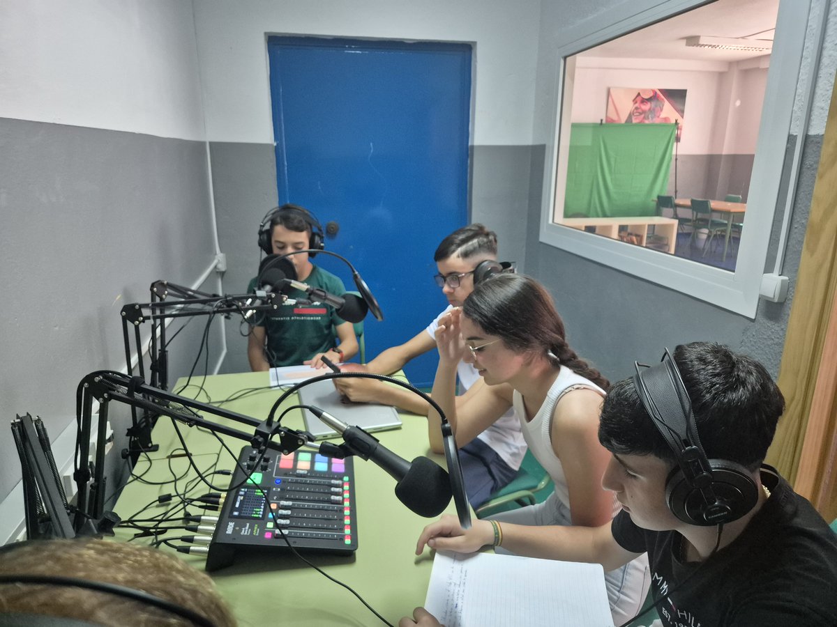 radio_pua's tweet photo. Séptimo y octavo episodio de  “Contarte con arte”. Los alumnos de 2º de la ESO nos hablan en esta ocasión de la Alambra de Granada y de la Escuela de Atenas de Rafael. ¡No te lo pierdas!  #iesciudaddelascabezas

https://t.co/pMrJdsYgG6

https://t.co/TlhNFN80eq https://t.co/jHmEnOyGAa