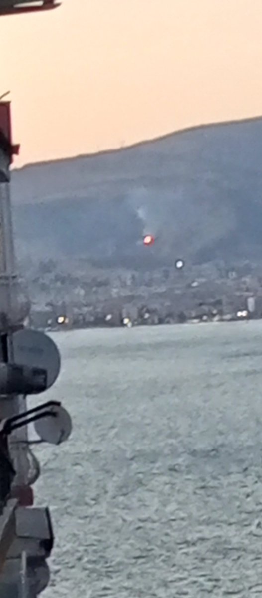 atmaca11234566's tweet photo. İzmir Karşıyaka'da saatlerdir yanıyor. Yangın söndürme uçağı veya helikopter görmedim. 12 dakikada müdahale ediyoruz diyenler #yazıklarOLSUN https://t.co/IsYRWpn1jP