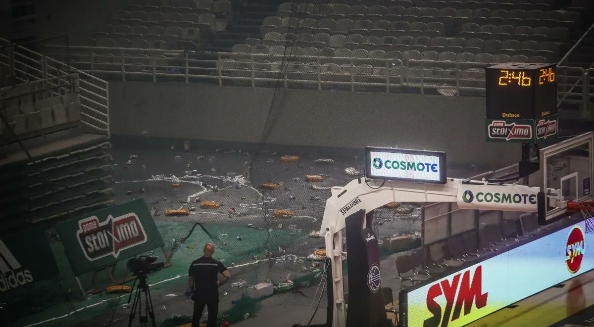 NickSiv7's tweet photo. Όταν έσπασαν το γήπεδο τους για να μη φτάσει 40 η διαφορά, γιατί δεν υπήρξε αφαίρεση βαθμών ; 

#OlympiacosBC #paobc https://t.co/Io569F95NL