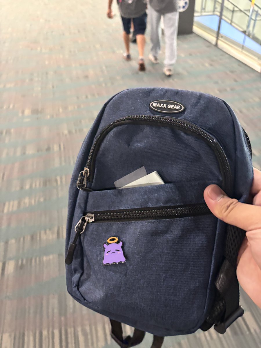 MI0dachi's tweet photo. I have my bag and wallet back!
-Advent VIP shirt
-my Serendipity penlight
-Drawn to Dawn penlight 
-Powerbank
all gone but I’m just glad I got my IDs so I can go home 😭 https://t.co/Xs3PjhgnXN